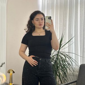 Siyah Kare Yaka Basic T-Shirt